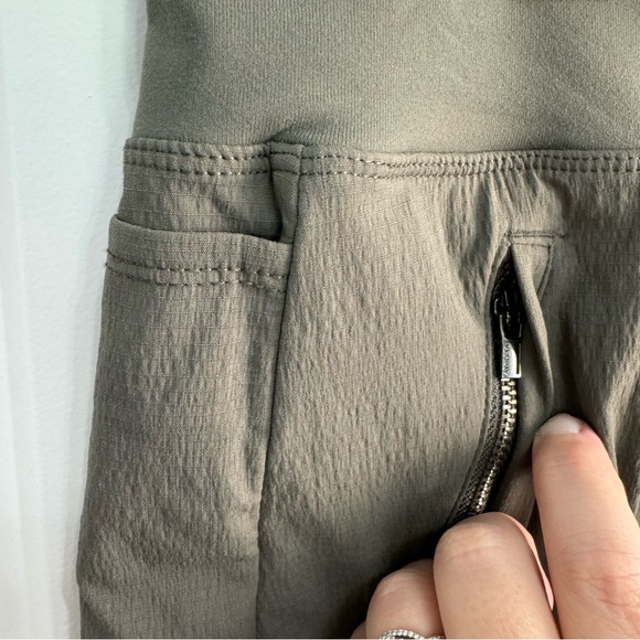 Athleta Trekkie North Shorts Women's Size 18 530626-02 Olive Green NWT Hiking - Picture 8 of 12